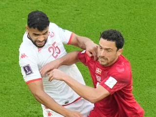 Anis Ben Slimane (vľavo) a Thomas Delaney v zápase Dánsko - Tunisko na MS vo futbale 2022.