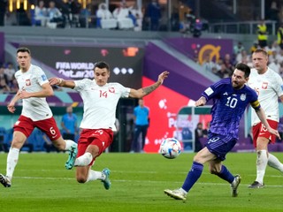 Poľský futbalista Jakub Kiwior sa na MS 2022 snaží zabrániť vystreliť Lionelovi Messimu.