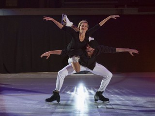 Ruský tanečný pár Oksana Domninová a Roman Kostomarov počas šou v Bratislave. 