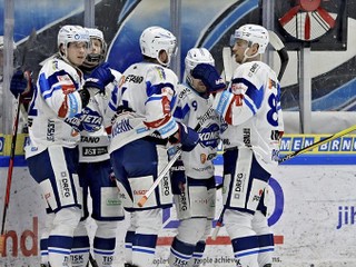 Kristián Pospíšil (vpravo) sa so spoluhráčmi z HC Kometa Brno teší po strelenom góle.