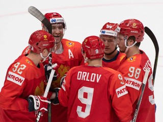 Ruskí hokejisti oslavujú gól na MS 2019 v Bratislave.