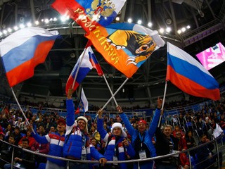 Fanúšikovia s ruskými vlajkami na zimných hrách v Soči 2014. 