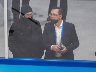 Generálny manažér slovenskej hokejovej reprezentácie Miroslav Šatan a jeho asistent Oto Haščák v Pekingu.
