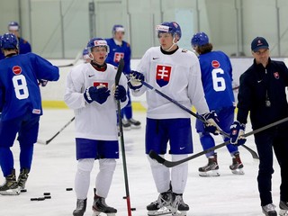 Zľava Adam Stripai, Jakub Demek a hlavný tréner Ivan Feneš.