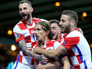 Futbalisti Chorvátska sa tešia z gólu Luku Modriča. 