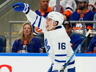 Mitchell Marner z Toronta oslavuje gól proti NY Islanders.