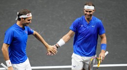 Rafael Nadal a Roger Federer počas Laver Cupu 2022.