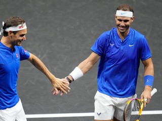 Rafael Nadal a Roger Federer počas Laver Cupu 2022.