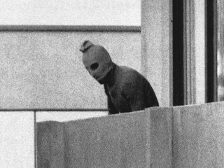 Jeden z členov militantnej organizácie Čierny september počas teroristického útoku na OH v Mníchove 1972.