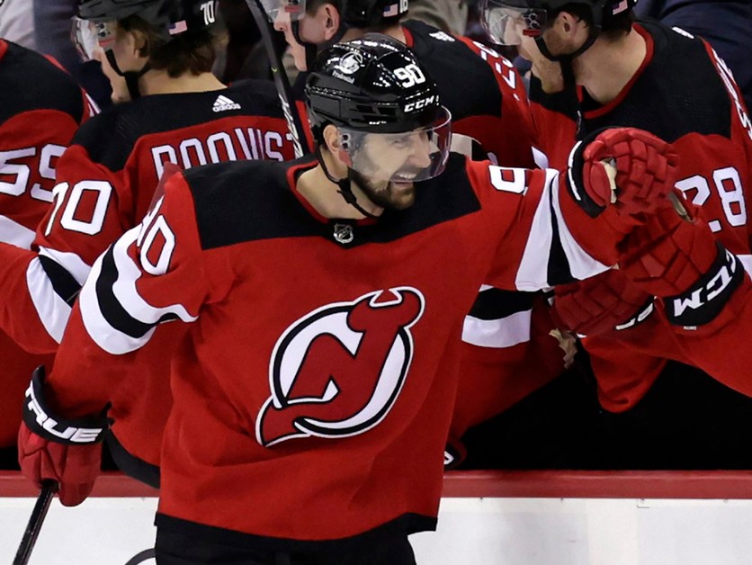 Tomáš Tatar sa v drese New Jersey Devils teší po strelenom góle.