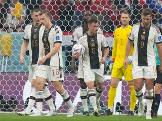 Sklamaní futbalisti Nemecka počas MS v Katare 2022.