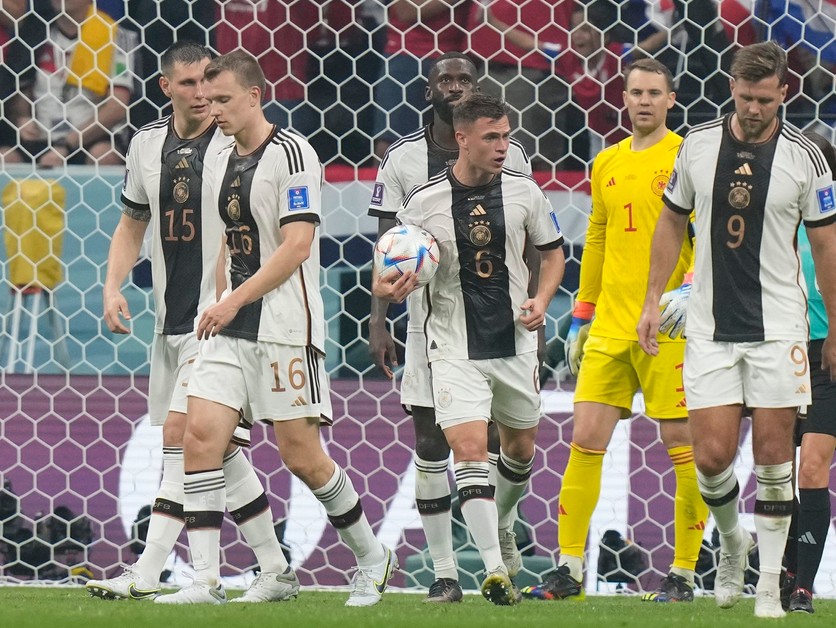 Sklamaní futbalisti Nemecka počas MS v Katare 2022.