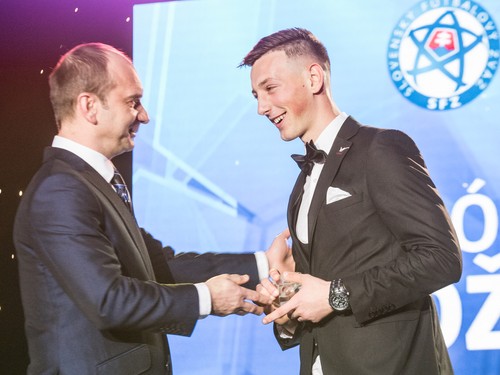 Asistent trénera reprezentácie SR Oto Brunegraf odovzdáva cenu najlepšiemu hráčovi v kategórii U19 Róbertovi Boženíkovi.
