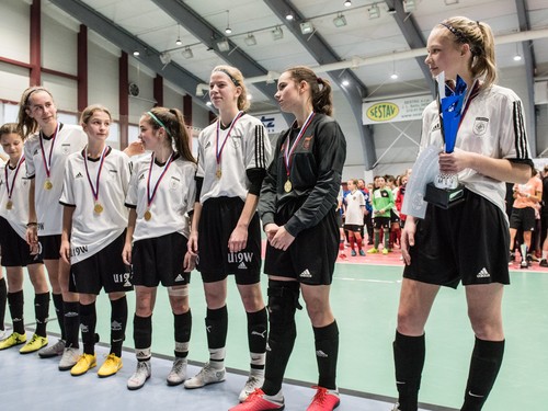 Dievčatá MFK Ružomberok s trofejou pre víťaza HSM SFZ 2018/19  