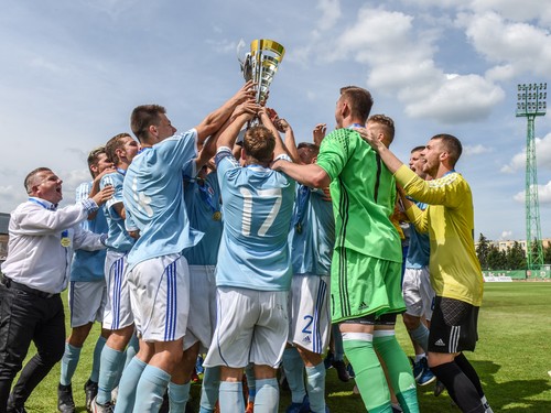Hráči Slovana do 19 rokov sa tešia zo zisku Česko-slovenského pohára.