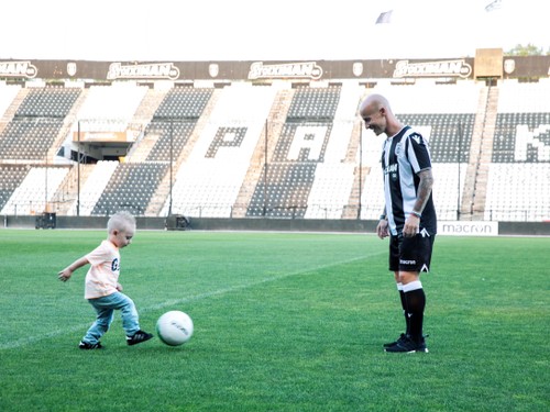 Miroslav Stoch so synčekom Tobiasom na štadióne PAOK v Solúni po podopise zmluvy.