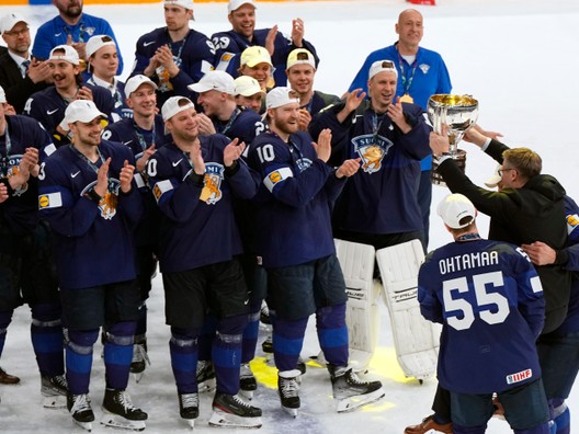 Fíni oslavujú titul majstrov sveta v hokeji.