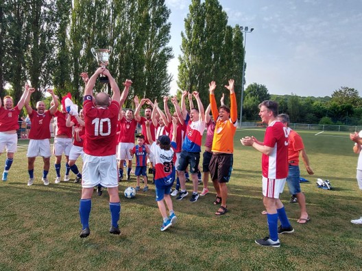 Radosť hráčov FC ČSSR 76 po víťaznom finále.