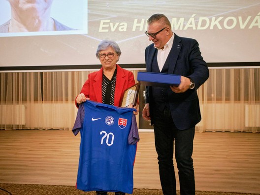 Eva Hromádková a prezdentom SFZ Jánom Kováčikom.
