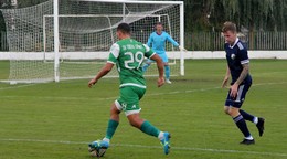 Momentka zo zápasu Lipany (v zelenom) - Poprad, v pozadí brankár hostí Ján Malec.