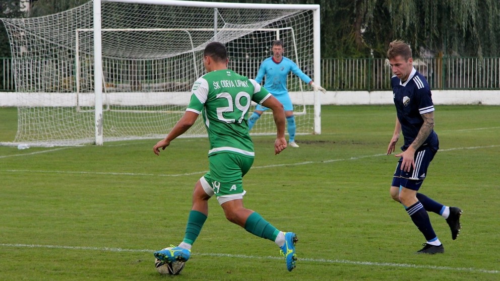 Momentka zo zápasu Lipany (v zelenom) - Poprad, v pozadí brankár hostí Ján Malec.