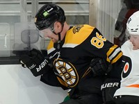Anton Strålman v drese Bostonu Bruins.