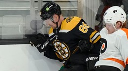 Anton Strålman v drese Bostonu Bruins.