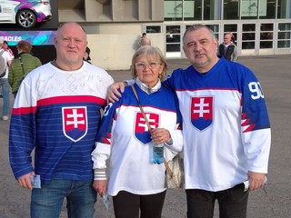 Marek Tatar (vľavo) s bratom Tiborom a mamou pred štadiónom Helsinki Ice Hall.