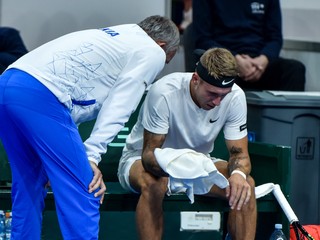 Slovenský tenista Alex Molčan a kapitán Tibor Tóth v zápase Davisovho pohára.