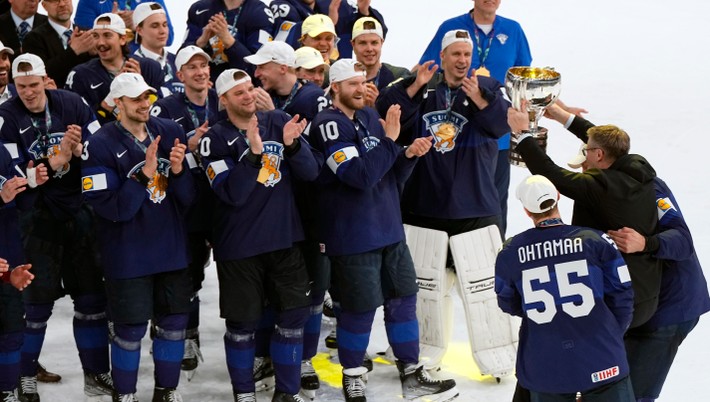 Fíni oslavujú titul majstrov sveta v hokeji.