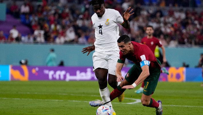 Mohammed Salisu a Cristiano Ronaldo v zápase Ghana - Portugalsko na MS vo futbale 2022 v Katare.