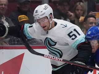 Shane Wright v súboji v príprave na sezónu NHL.