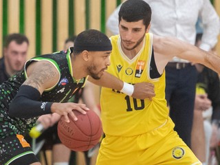 Henri Wade-Chatman (vľavo) a Goran Bulatovič (vpravo) v zápase 9. kola Niké SBL v basketbale mužov medzi Inter Bratislava - Patrioti Levice.