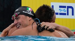 Objatie talianskych plavcov Nicola Martinenghiho a Federica Poggia na ME 2022.