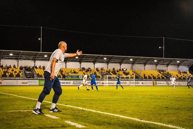 2. LIGA: TRÉNER POHRONIA URGELA: SÚPERI SA NA NÁS PRIPRAVUJÚ. PIATKOVÝ ZÁPAS S PREŠOVOM BUDE NÁROČNÝ
