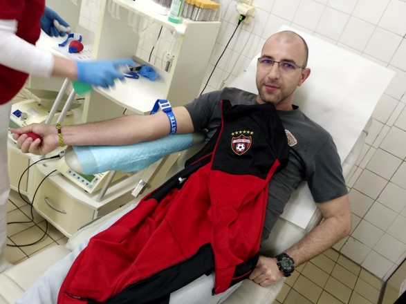 SPARTAKOVCI KRVOU POMÔŽU DIEVČATKU Z ABRAHÁMA