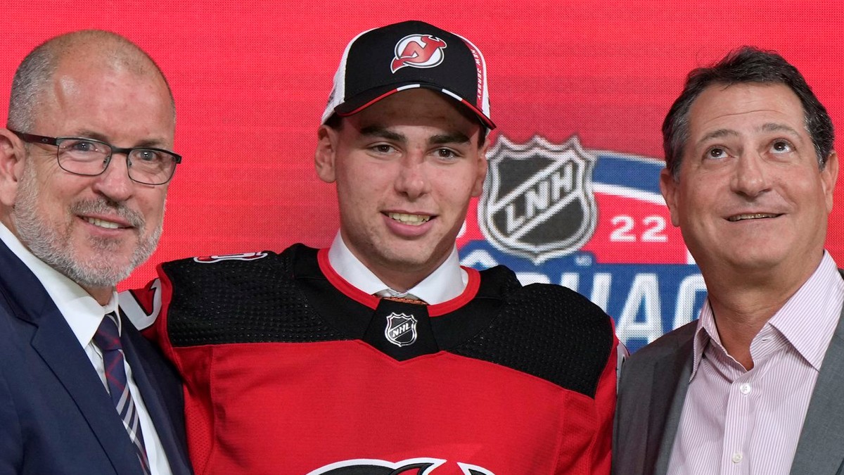 Šimon Nemec po Drafte NHL 2022 v drese New Jersey Devils.