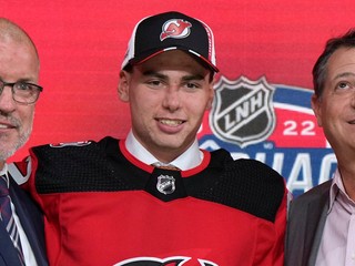 Šimon Nemec po Drafte NHL 2022 v drese New Jersey Devils.