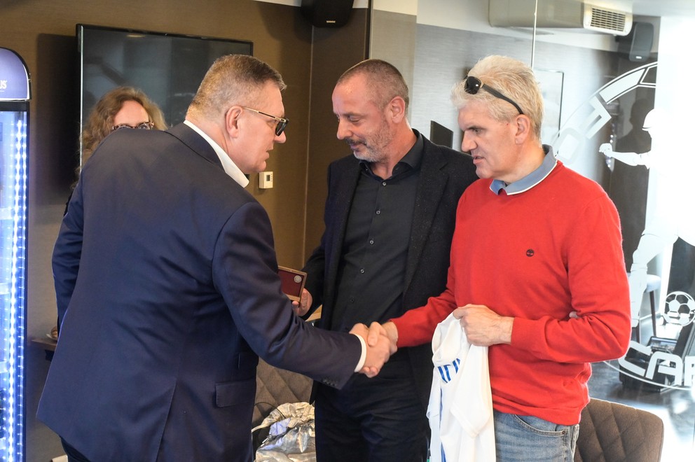 Prezident SFZ Ján Kováčik poďakoval Romanovi Huszárovi (v strede) a Jozefovi Malichovi (v červenom svetri) za prácu v prospech slovenského futbalu.