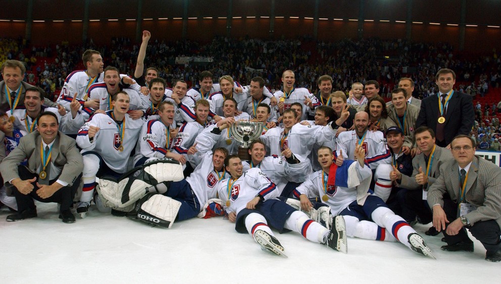 Slovenskí hokejisti s trofejou pre majstra sveta.