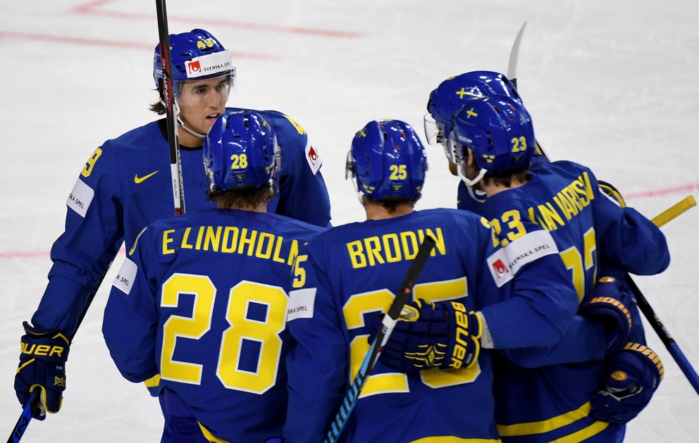 Hokejisti Švédska sa tešia po jednom z gólov do siete Nemecka.