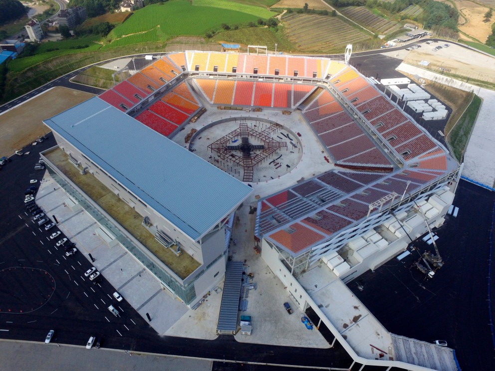 Na snímke pohľad na Olympijský štadión počas príprav v juhokórejskom Pjongčangu. 