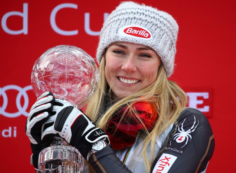 Mikaela Shiffrinová sa raduje z malého krištáľového glóbusu za celkové prvenstvo v hodnotení slalomu.