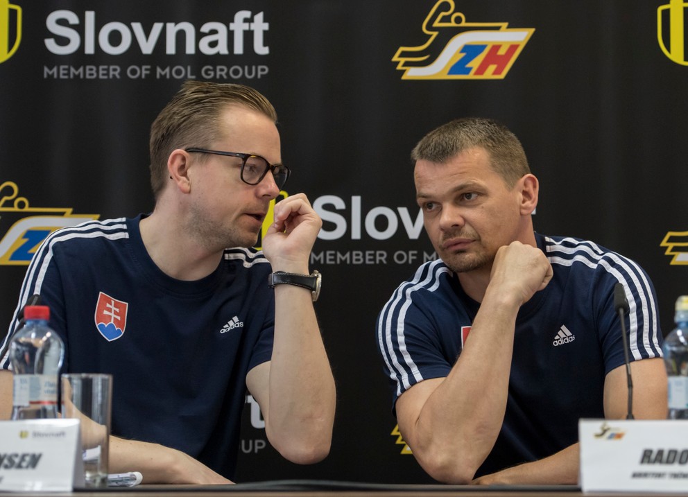Dánsky tréner slovenskej reprezentácie v hádzanej mužov Heine Ernst Jensen a jeho nový asistent Radoslav Antl.