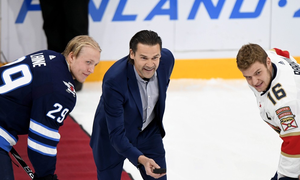 Slávnostné buly zápasu v Helsinkách medzi Floridou a Winnipegom vhodil bývalý hokejista Teppo Numminen.