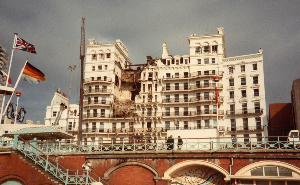 Grand Hotel v anglickom Brightone po bombovom útoku Írskej republikánskej armády v roku 1984. Cieľom útoku bola britská premiérka Margaret Thatcherová a členovia jej vlády, ktorí vyviazli bez ujmy. Výbuch však zabil päť ľudí.