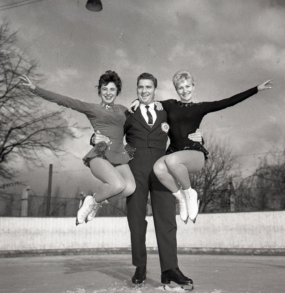 Úspeční pretekári majstrovstiev republiky v roku 1962. Zľava: Jana Mrázková, Karol Divín a Eva Grožajová