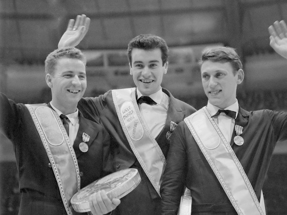 Bronzový medailista Karol Divín (zľava), víťaz Manfred Schnelldorfer a strieborný medailista Alain Calmat na majstrovstvách sveta v roku 1964.