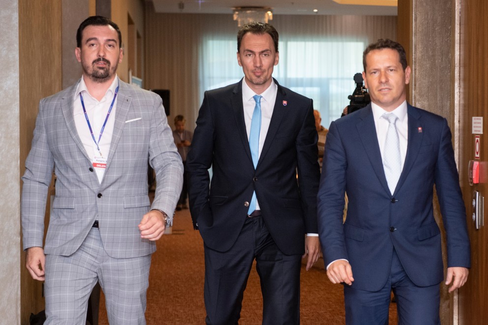 Riaditeľ HK Poprad Ľudovít Jurínyi (vľavo) s prezidentom SZĽH Miroslavom Šatanom a bývalým šéfom zväzu Martinom Kohútom. 