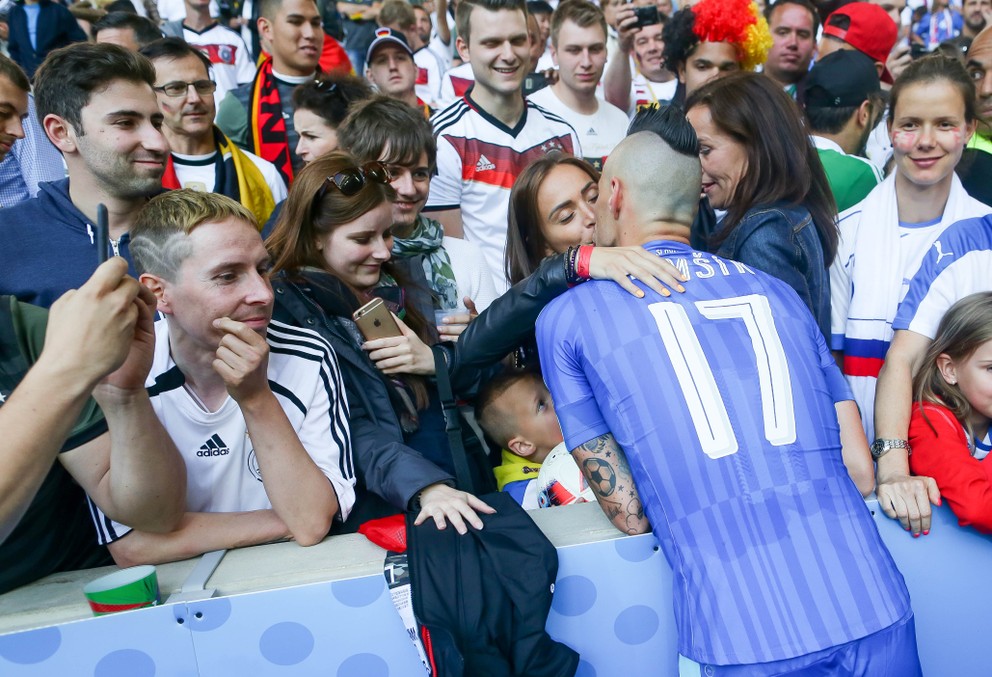 Marek Hamšík na EURO 2016 po zápase s Nemeckom bozkáva manželku.
